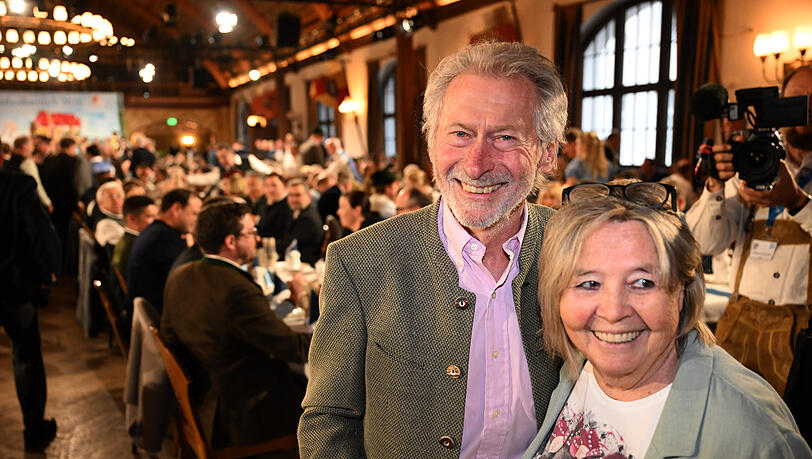 Paul Breitner und seinen Frau Hildegard stehen beim Maibock-Anstich 2026 im Festsaal des Hofbr&auml;uhaus.