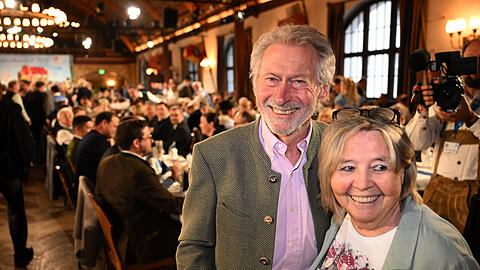 Paul Breitner und seinen Frau Hildegard stehen beim Maibock-Anstich 2026 im Festsaal des Hofbr&auml;uhaus.
