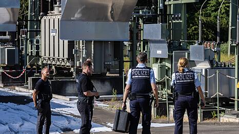 Ermittler stehen am Umspannwerk Reutlingen.