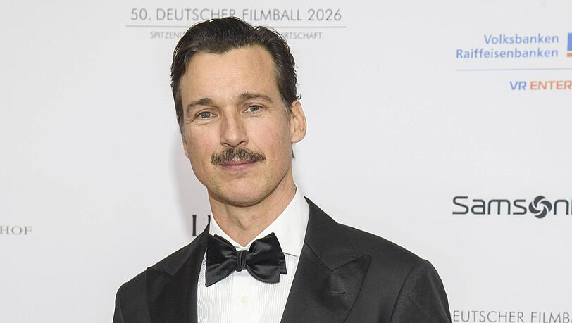Florian David Fitz teilt gemeinsame Erinnerungen mit einer langjährigen Freundin. Florian David Fitz teilt gemeinsame Erinnerungen mit einer langjährigen Freundin.