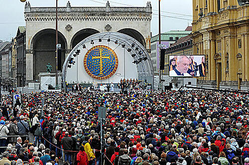 Kirchentagsbesucher auf dem Odeonsplatz.