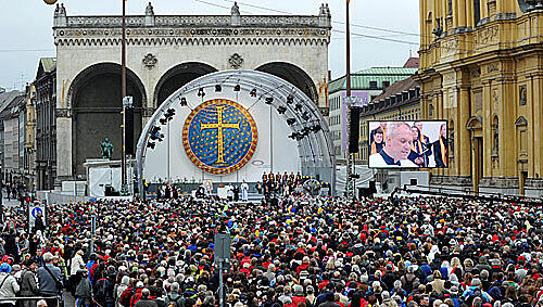 Kirchentagsbesucher auf dem Odeonsplatz. Kirchentagsbesucher auf dem Odeonsplatz.