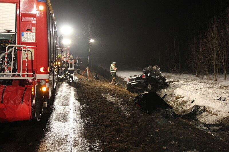 Bei einem Unfall auf der B 306 ist eine
26-jährige Frau aus Siegsdorf tödlich verunglückt. Wie die Polizei
am Donnerstag mitteilte, kam die Frau aus zunächst ungeklärter
Ursache mit ihrem Fahrzeug von der Straße ab.