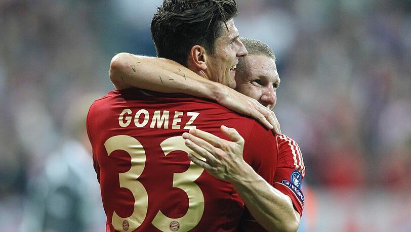 Bastian Schweinsteiger herzt Mario Gomez. Bastian Schweinsteiger herzt Mario Gomez.