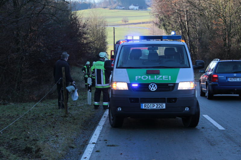 Unglaublich: Aus diesem Wrack entkam der Fahrer mit nur leichten Verletzungen. Wegen Glatteis war er eine Böschung hinab geschossen. Die Bilder von der Unfallstelle!
