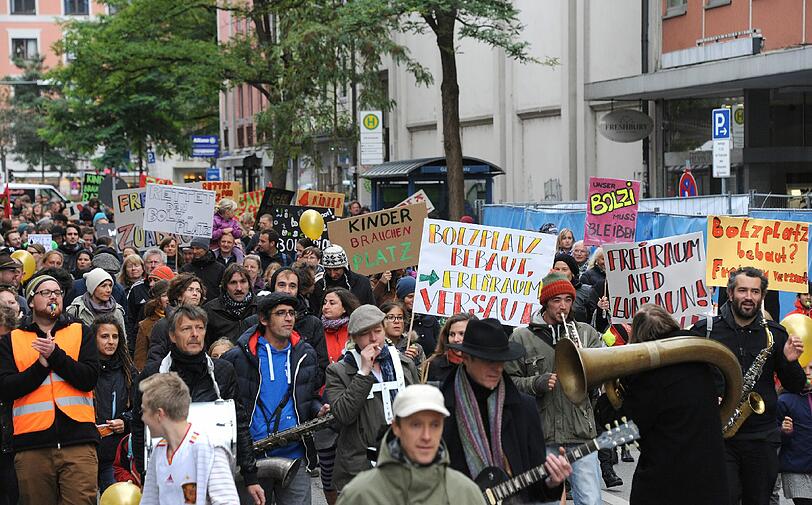 Gerettet? Alle wollen den Abriss des Bolzplatzes an der Glockenbachwerkstatt überprüfen. Derweil protestieren Eltern weiter für den Erhalt &ndash; auch mit Plakaten. Die Bilder
