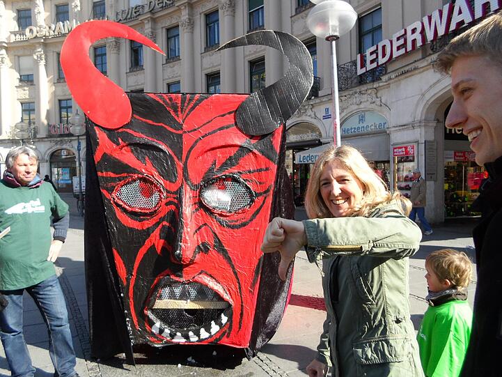 Daumen runter: Sabine Nallinger (Grüne) will das schwarz-rote GroKo-Monster vertreiben.