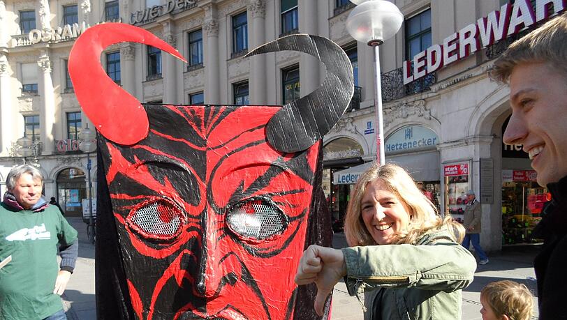 Daumen runter: Sabine Nallinger (Grüne) will das schwarz-rote GroKo-Monster vertreiben. Daumen runter: Sabine Nallinger (Grüne) will das schwarz-rote GroKo-Monster vertreiben.