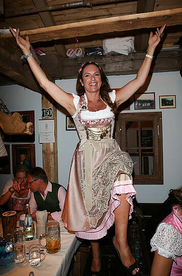 Schauspielerin Christine Neubauer im Käferzelt.
