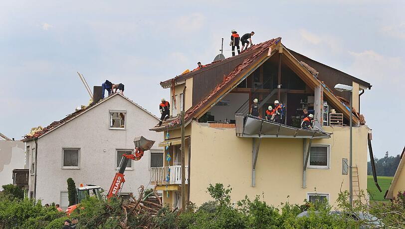 Bilder der Verwüstung aus dem Dorf Affing: Die Einwohner packen gemeinsam mit an aber der Schaden durch das Unwetter ist hoch. Die Bilder... Bilder der Verwüstung aus dem Dorf Affing: Die Einwohner packen gemeinsam mit an aber der Schaden durch das Unwetter ist hoch. Die Bilder...