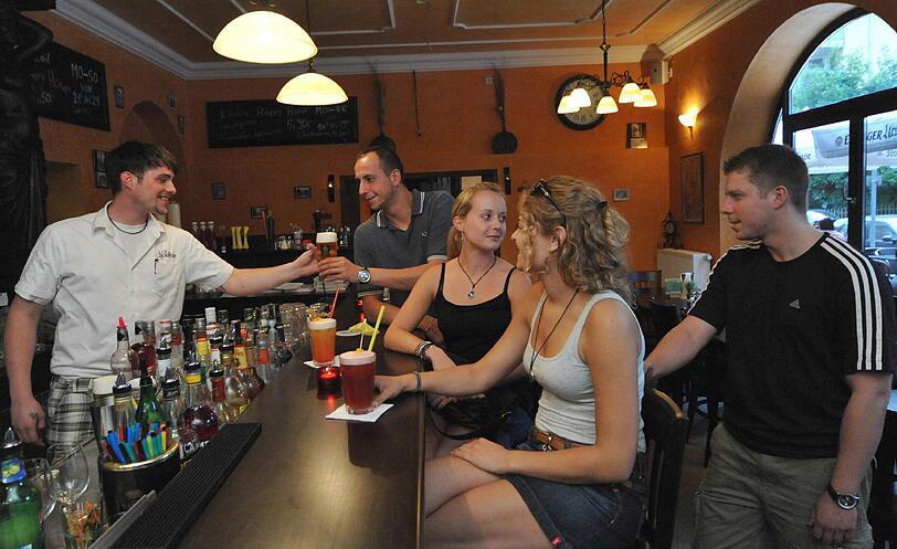 Florian Segert mit Gästen: Die Jüngeren im Viertel mögen das amerikanische Buffet und die Cocktail-Happy-Hour.