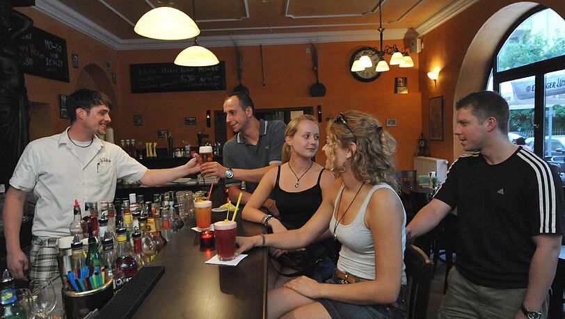 Florian Segert mit Gästen: Die Jüngeren im Viertel mögen das amerikanische Buffet und die Cocktail-Happy-Hour. Florian Segert mit Gästen: Die Jüngeren im Viertel mögen das amerikanische Buffet und die Cocktail-Happy-Hour.