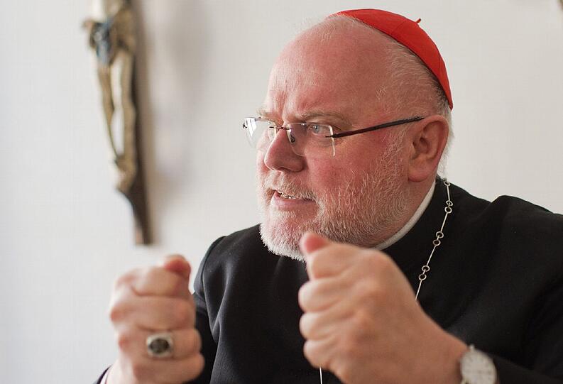 Beim Besuch der Sternsinger ging der Rauch auf: Kardinal Reinhard Marx erlebt in seiner Residenz live einen Feueralarm samt Anrücken eines Löschzugs. Der Grund: Die Rauchmelder haben auf die dicken Schwaden aus einem Weihrauchbehälter reagiert.