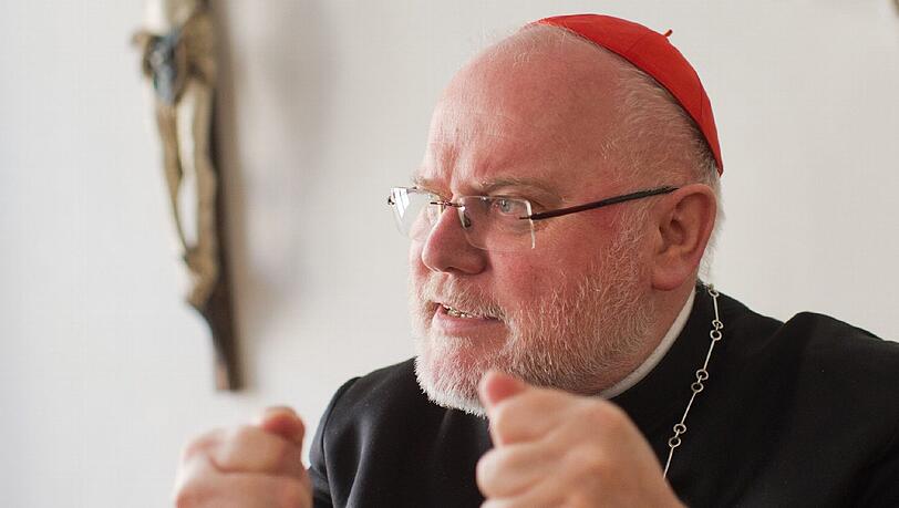 Beim Besuch der Sternsinger ging der Rauch auf: Kardinal Reinhard Marx erlebt in seiner Residenz live einen Feueralarm samt Anrücken eines Löschzugs. Der Grund: Die Rauchmelder haben auf die dicken Schwaden aus einem Weihrauchbehälter reagiert. Beim Besuch der Sternsinger ging der Rauch auf: Kardinal Reinhard Marx erlebt in seiner Residenz live einen Feueralarm samt Anrücken eines Löschzugs. Der Grund: Die Rauchmelder haben auf die dicken Schwaden aus einem Weihrauchbehälter reagiert.