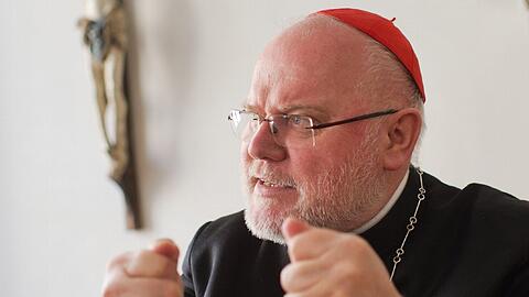 Beim Besuch der Sternsinger ging der Rauch auf: Kardinal Reinhard Marx erlebt in seiner Residenz live einen Feueralarm samt Anrücken eines Löschzugs. Der Grund: Die Rauchmelder haben auf die dicken Schwaden aus einem Weihrauchbehälter reagiert.
