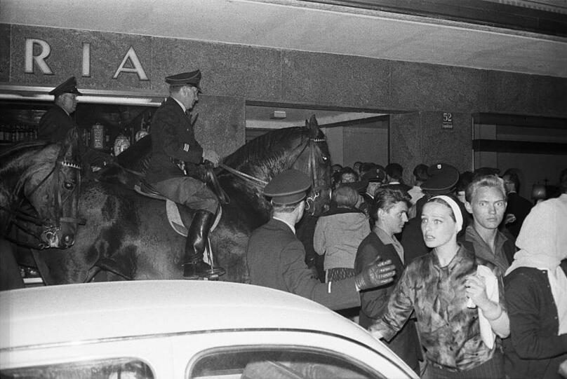 Schwabinger Krawalle im Juni 1962: Berittene Polizei trifft auf Demonstranten in der Leopoldstraße.