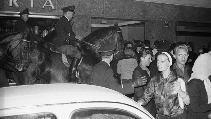 Schwabinger Krawalle im Juni 1962: Berittene Polizei trifft auf Demonstranten in der Leopoldstraße.
