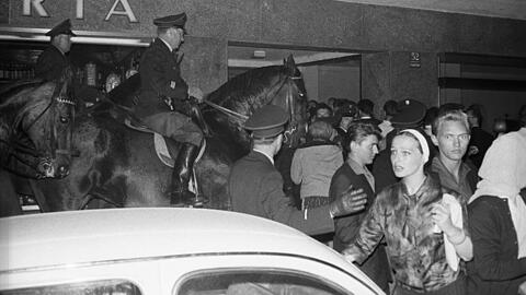 Schwabinger Krawalle im Juni 1962: Berittene Polizei trifft auf Demonstranten in der Leopoldstraße.