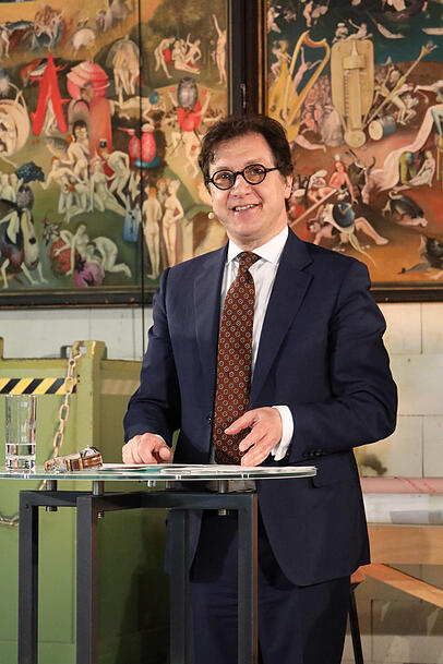 Serge Dorny stammt aus Belgien. Er studierte Architektur, Kunstgeschichte, Archäologie, Komposition und Musikanalyse, war Mitarbeiter von Gerard Mortier in Brüssel, Chef des Flandern-Festivals und Intendant der Oper von Lyon. 2021 übernahm er die Intendanz der Bayerischen Staatsoper als Nachfolger von Nikolaus Bachler. Serge Dorny stammt aus Belgien. Er studierte Architektur, Kunstgeschichte, Archäologie, Komposition und Musikanalyse, war Mitarbeiter von Gerard Mortier in Brüssel, Chef des Flandern-Festivals und Intendant der Oper von Lyon. 2021 übernahm er die Intendanz der Bayerischen Staatsoper als Nachfolger von Nikolaus Bachler.
