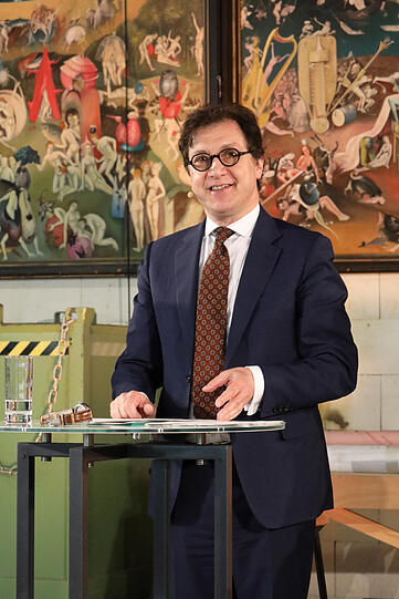 Serge Dorny stammt aus Belgien. Er studierte Architektur, Kunstgeschichte, Archäologie, Komposition und Musikanalyse, war Mitarbeiter von Gerard Mortier in Brüssel, Chef des Flandern-Festivals und Intendant der Oper von Lyon. 2021 übernahm er die Intendanz der Bayerischen Staatsoper als Nachfolger von Nikolaus Bachler.