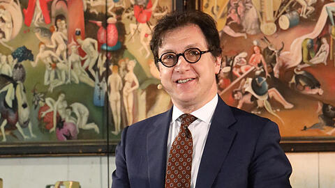 Serge Dorny stammt aus Belgien. Er studierte Architektur, Kunstgeschichte, Archäologie, Komposition und Musikanalyse, war Mitarbeiter von Gerard Mortier in Brüssel, Chef des Flandern-Festivals und Intendant der Oper von Lyon. 2021 übernahm er die Intendanz der Bayerischen Staatsoper als Nachfolger von Nikolaus Bachler.