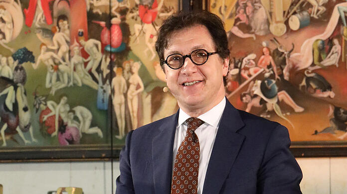 Serge Dorny stammt aus Belgien. Er studierte Architektur, Kunstgeschichte, Archäologie, Komposition und Musikanalyse, war Mitarbeiter von Gerard Mortier in Brüssel, Chef des Flandern-Festivals und Intendant der Oper von Lyon. 2021 übernahm er die Intendanz der Bayerischen Staatsoper als Nachfolger von Nikolaus Bachler.