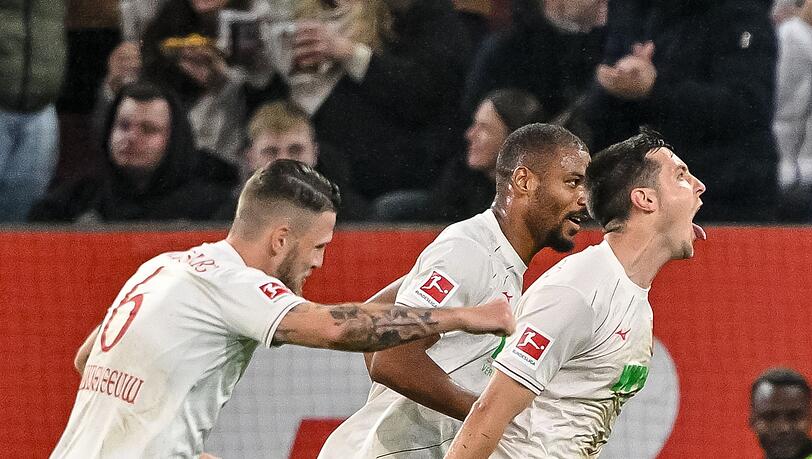 Augsburgs Keven Schlotterbeck bejubelt sein Tor zum 1:0.
