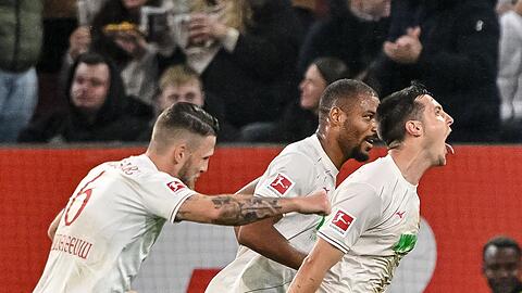 Augsburgs Keven Schlotterbeck bejubelt sein Tor zum 1:0.