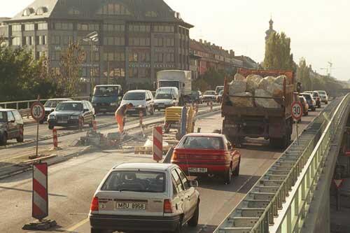 Neuralgischer Punkt: Die Brücke der Landshuter Allee über die Dachauer Straße &ndash; hier bei der Sanierung 1999.