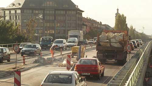 Neuralgischer Punkt: Die Brücke der Landshuter Allee über die Dachauer Straße – hier bei der Sanierung 1999. Neuralgischer Punkt: Die Brücke der Landshuter Allee über die Dachauer Straße – hier bei der Sanierung 1999.