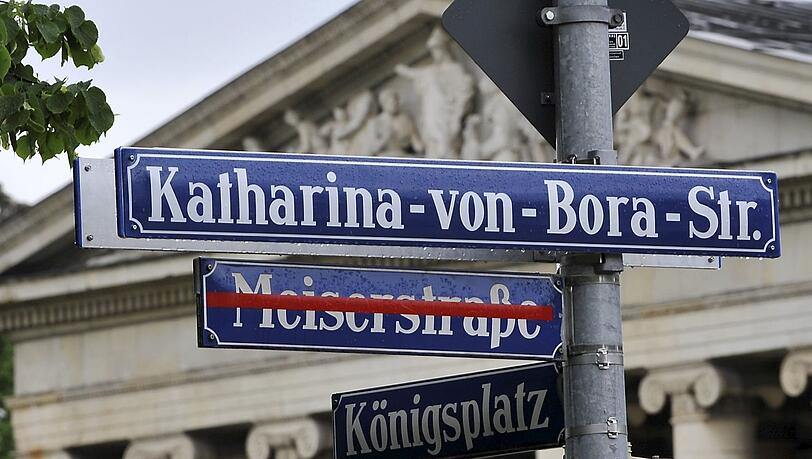 Die Katharina-von-Bora- Straße ist eine von 288 Straßen mit weiblicher Namenspatronin. Wobei die Umbenennung der Meiserstraße eher nichts mit Gleichberechtigung, sondern mit Politik zu tun hatte. Die Katharina-von-Bora- Straße ist eine von 288 Straßen mit weiblicher Namenspatronin. Wobei die Umbenennung der Meiserstraße eher nichts mit Gleichberechtigung, sondern mit Politik zu tun hatte.
