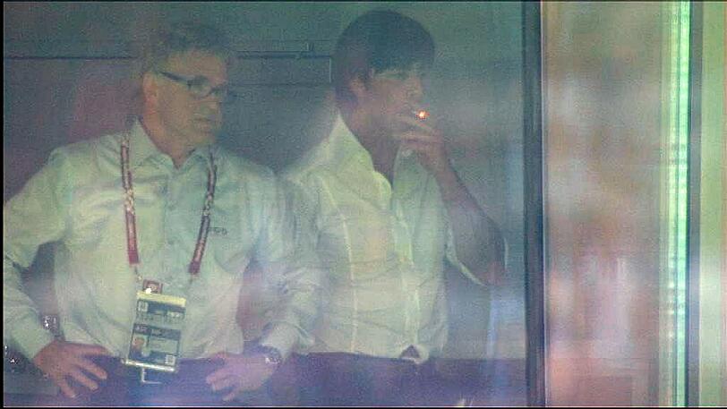 Die Nerven: Viertelfinale der EM 2008, Löw ist gesperrt, muss von oben gegen Portugal zusehen. Mit Scout Urs Siegenthaler sitzt er im Baseler Sankt-Jacob-Park hinter Glas, knibbelt, schwitzt und greift schließlich zur Jogirette, qualmt sich den Druck von den Lungen. Alles läuft gut: Deutschland siegt 3:2, Löw darf im Halbfinale wieder an die Seitenlinie und die Nation hat zumindest mal eine Kante am Bundestrainer entdeckt.