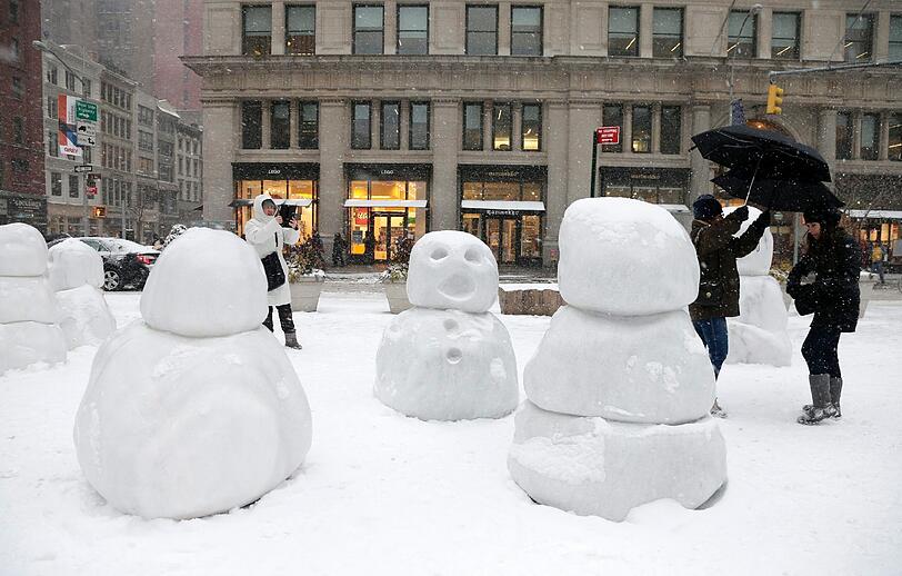 New York in der Kälte-Zange: Blizzard "Juno" hat den Big Apple voll im Griff. Die Bilder vom Schneesturm in der City.