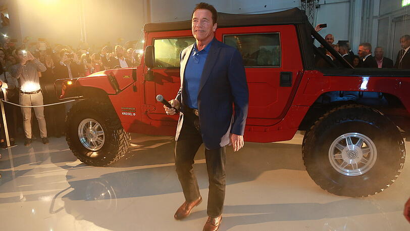 Zwei starke Typen: Arnold Schwarzenegger präsentiert einen elektrifizierten Hummer H1 des österreichischen Unternehmens Kreisel Electric.