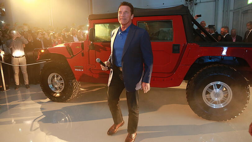 Zwei starke Typen: Arnold Schwarzenegger präsentiert einen elektrifizierten Hummer H1 des österreichischen Unternehmens Kreisel Electric. Zwei starke Typen: Arnold Schwarzenegger präsentiert einen elektrifizierten Hummer H1 des österreichischen Unternehmens Kreisel Electric.