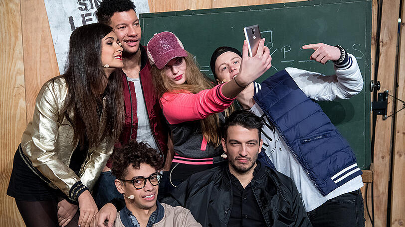 Die Darsteller des Musicals &bdquo;Fack Ju Göhte &ndash; se Mjusicäl&ldquo;: Susanne Studentkowski (als Zeynep, hinten, v.l.), Anthony Kirby (Burak), Rebekka Corcodel (Chantal), Lukas Sandmann (Danger), Robin Cadet (Jerome, vorne, v.l.) und Max Hemmersdorfer (Zeki Müller).