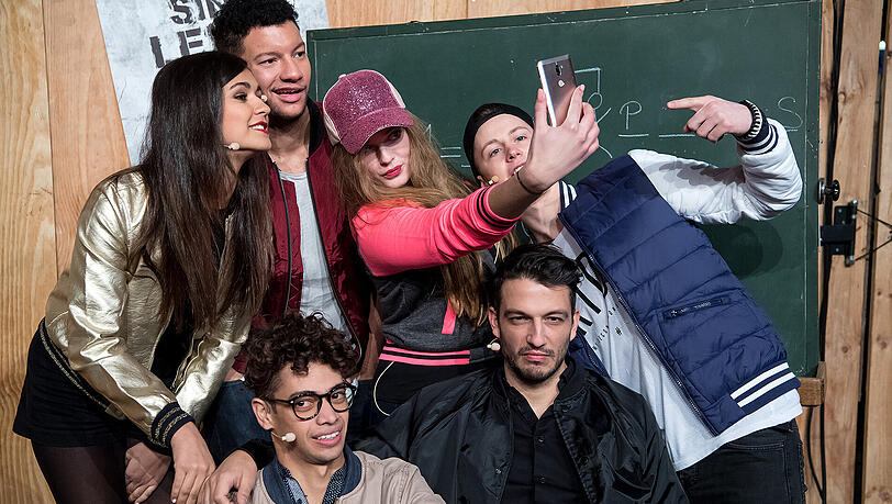 Die Darsteller des Musicals &bdquo;Fack Ju Göhte &ndash; se Mjusicäl&ldquo;: Susanne Studentkowski (als Zeynep, hinten, v.l.), Anthony Kirby (Burak), Rebekka Corcodel (Chantal), Lukas Sandmann (Danger), Robin Cadet (Jerome, vorne, v.l.) und Max Hemmersdorfer (Zeki Müller).