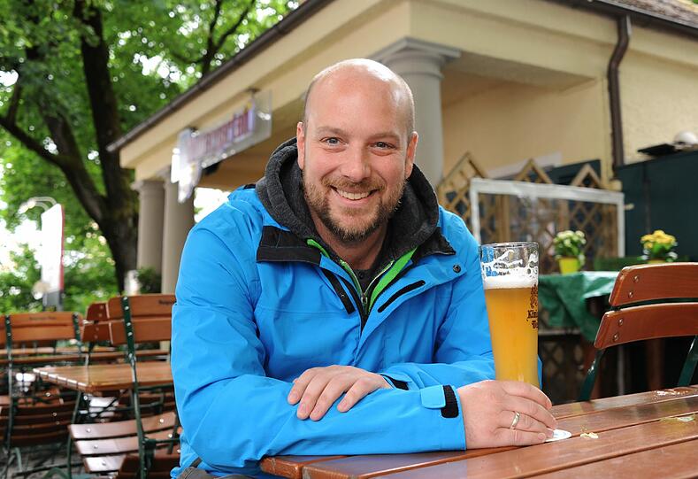 &bdquo;Einfach gmiatlich&ldquo;, findet Stephan Zinner den Biergarten am Elisabethmarkt, der ein beliebter Treffpunkt im Viertel ist.