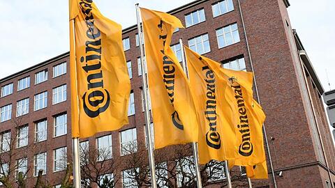 Fahnen mit dem Continental-Logo wehen vor der Hauptverwaltung des Unternehmens in Hannover.