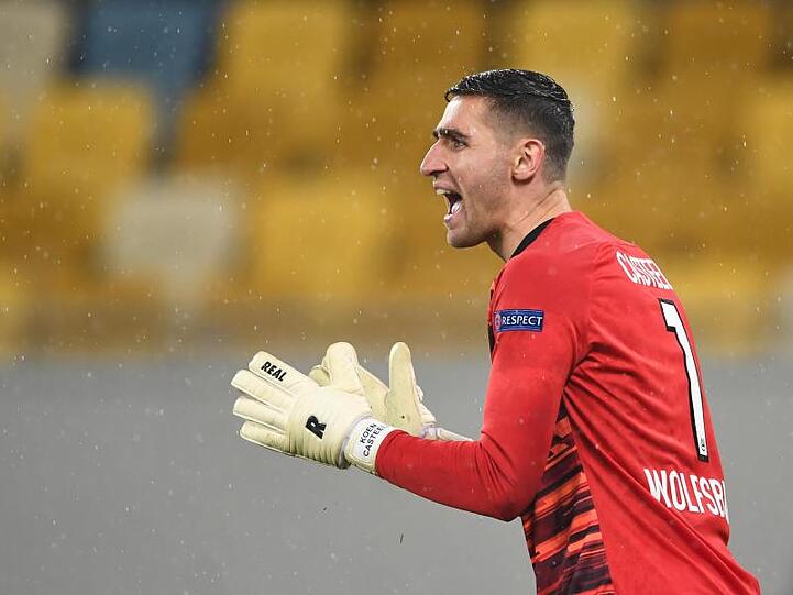 VfL-Torwart Koen Casteels feuert seine Mitspieler an.