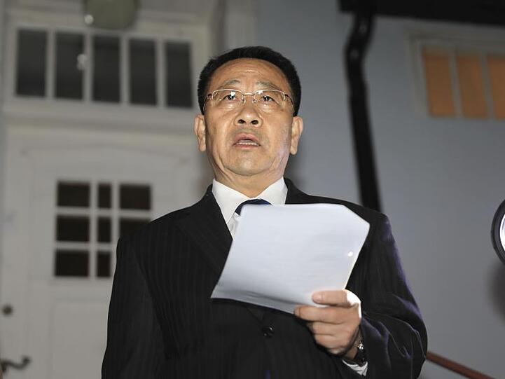 Kim Myong Gil, nordkoreanischer Unterhändler, liest einer Erklärung vor der nordkoreanischen Botschaft in Stockholm.