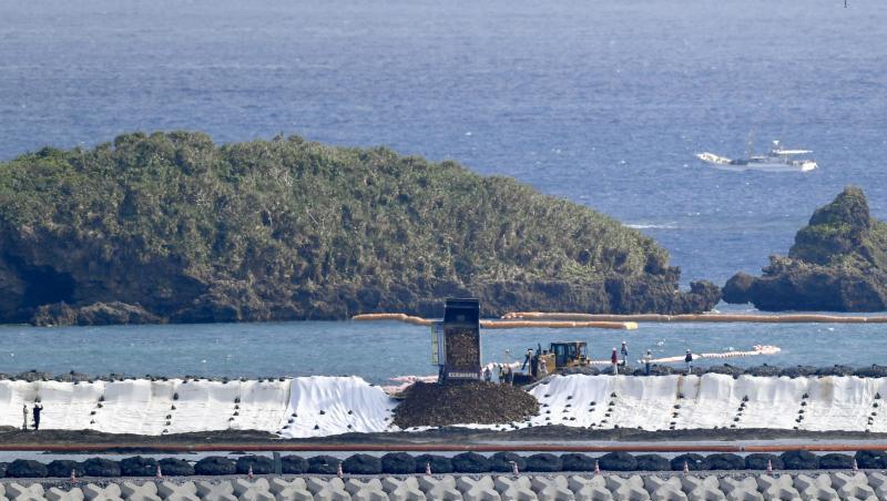 Ein Lkw kippt vor Nago Erdmassen zur Landgewinnung ins Meer. Ein Lkw kippt vor Nago Erdmassen zur Landgewinnung ins Meer.