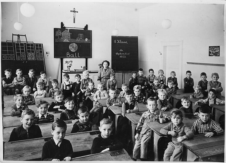"Von Entbehrungen geprägt aber dennoch glücklich und schön", beschreibt Martha Kaindl ihre Kindheit und die ihres Mannes Werner. Werner Kaindls erster Schultag am 14. September, im Jahr 1953. Er ist zu sehen in der vorletzten Reihe, der Zweite von links im Streifenpulli.
