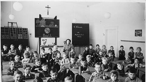 "Von Entbehrungen geprägt aber dennoch glücklich und schön", beschreibt Martha Kaindl ihre Kindheit und die ihres Mannes Werner. Werner Kaindls erster Schultag am 14. September, im Jahr 1953. Er ist zu sehen in der vorletzten Reihe, der Zweite von links im Streifenpulli.