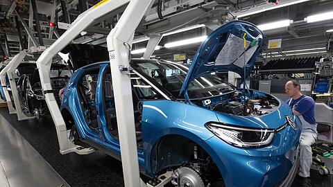 Ein Modell der neuen Generation des ID.3 wird im Werk von Volkswagen in Zwickau montiert.