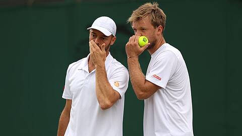 Tim Pütz (l) und Kevin Krawietz stehen im Wimbledon-Halbfinale
