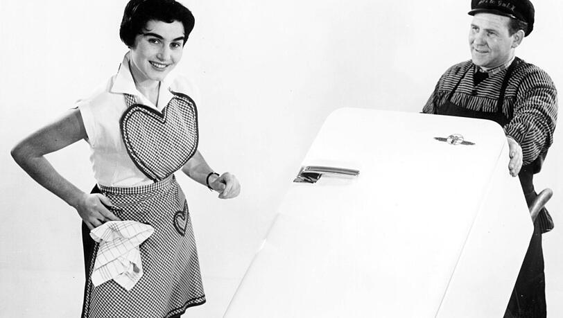 Mama, der Mann mit dem Kühlschrank ist da! Hausfrau und Lieferant in den 50er-Jahren. Mama, der Mann mit dem Kühlschrank ist da! Hausfrau und Lieferant in den 50er-Jahren.