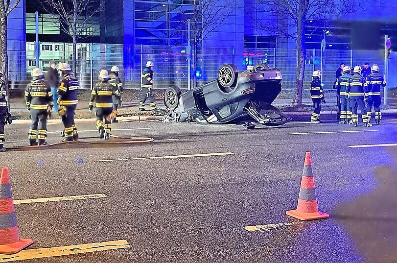 Der Porsche hat sich nach der Kollision überschlagen und kam nach fast 200 Metern auf dem Dach zum Liegen. Fahrer und Beifahrerin konnten sich selbst aus dem Macan befreien. Foto: Feuerwehr
