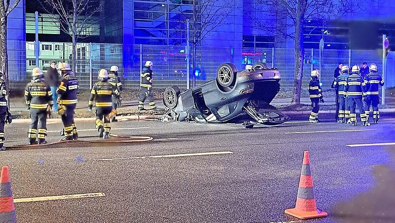 Der Porsche hat sich nach der Kollision überschlagen und kam nach fast 200 Metern auf dem Dach zum Liegen. Fahrer und Beifahrerin konnten sich selbst aus dem Macan befreien. Foto: Feuerwehr