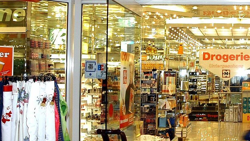 Nach Angaben eines Polizeisprechers stach die Kundin mit einem großen Küchenmesser auf einen 31-jährigen Angestellten der Drogerie ein. (Symbolbild) Nach Angaben eines Polizeisprechers stach die Kundin mit einem großen Küchenmesser auf einen 31-jährigen Angestellten der Drogerie ein. (Symbolbild)